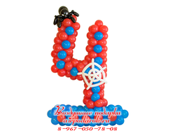 Цифра 4 для мальчика выполнена из шаров синего и красного цвета и оформлена в стиле человека паука