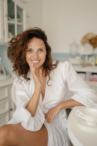 Будуарное платье-халат с поясом (белое)