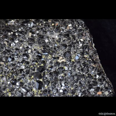 Меланит (разн. граната), друза, с пиритом, эпидотом, самородной медью - 310*235*100мм (ААА)