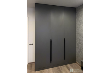 069 Шкаф с распашными дверями. Фасад ЛДСП Egger U960 ST9 Оникс Серый. Корпус ЛДСП Egger H3700 ST10 Орех Пацифик. Ручки 3661.927.7W  Eureka (Италия)