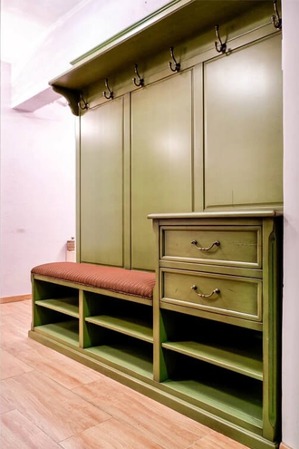 Вешалка для прихожей с тумбой под обувь и высокой тумбой с ящиками.