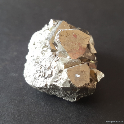 Пирит. Сросток октаэдрических кристаллов. Перу. 40*30*24 мм