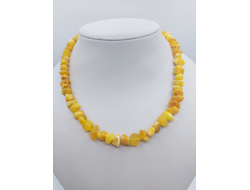 Лечебные бусы из необработанного белого янтаря через узелок