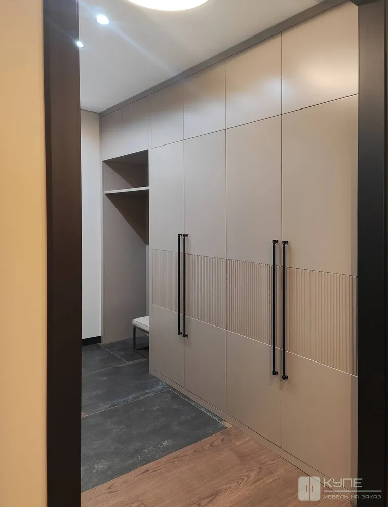 030 Прихожая. Фасад: МДФ эмаль покраска NSC S4005-Y50R + реечная фрезеровка. Корпус: ЛДСП Egger U727 ST9 Серый камень. 