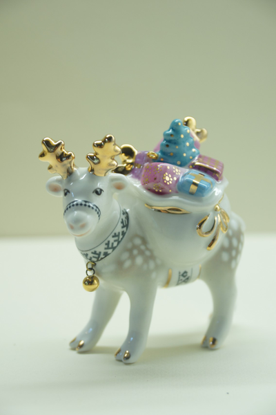 Олень с мешком