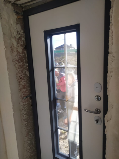 АГОРА 95 (ТРЕХКОНТУРНАЯ). МУАР СЕРЫЙ/ БЕЛЫЙ МАТОВЫЙ. ДВУХКАМЕРНЫЙ СТЕКЛОПАКЕТ. НАДЕЖНАЯ ВХОДНАЯ ДВЕРЬ