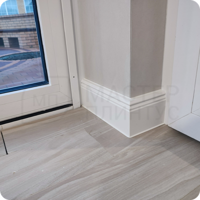 Плинтус ХДФ Dollken Cubu Hamburg Style 100мм Х 2,5 м 5012 Белый в интерьере 9