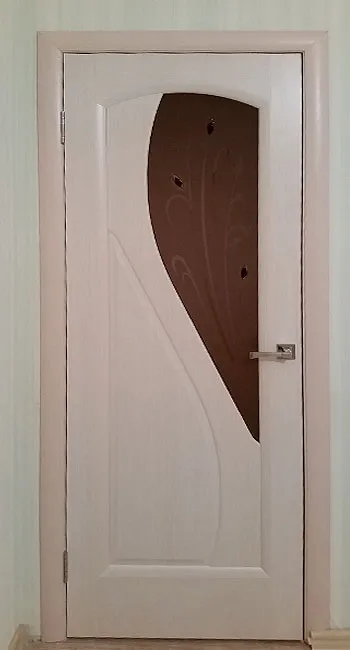 Дверь с бронзовым стеклом для кухни, установка на Рязанском проспекте