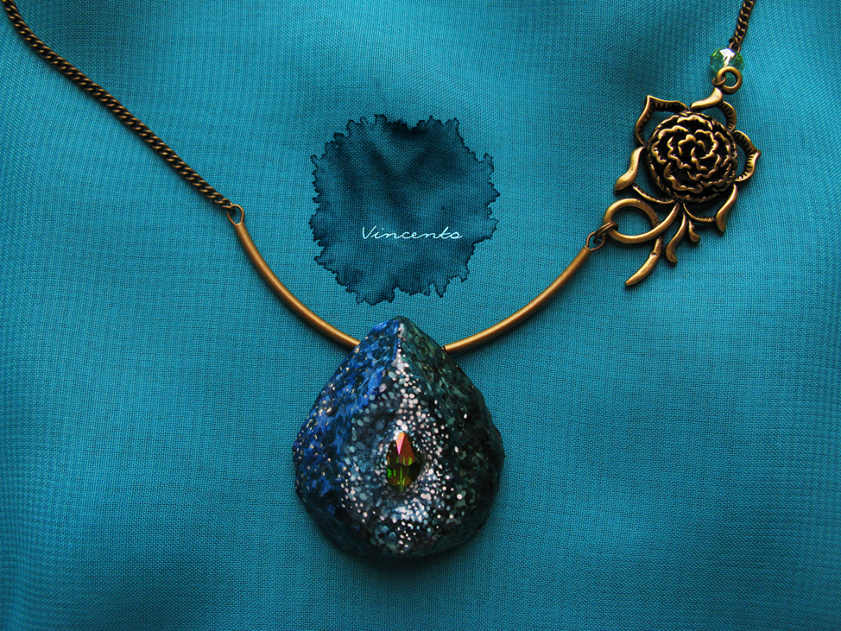 Красивый арт-кулон авторской работы в виде капли в морском стиле. Коллекция необычных украшений