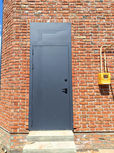 ЙОШКАР-ОЛА. АНТАРЕС. СТАЛЬ 2 мм. ТЕХНО СТРОНГ 115/ 129. МУАР СЕРЫЙ (Ral 7024)/ РОВНАЯ СЕРАЯ с ЧЕРНЫМ ГОРИЗОНТАЛЬНЫМ МОЛДИНГОМ