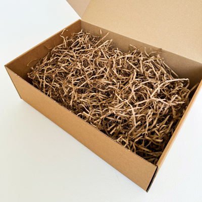 Подарочная коробка GILEV 37х26х12см с наполнителем и красной лентой