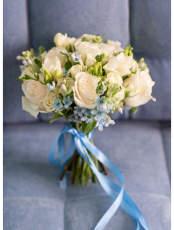 Бело-голубой букет невесты: белые розы, озотамнус (незабудки), фрезия