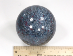 Шар Корунд красный (рубин) в кианите, светится в УФ, Индия (56 мм, 344 г) №29722