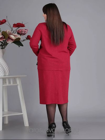 Костюм красного цвета: юбка и блуза с декором из экокожи