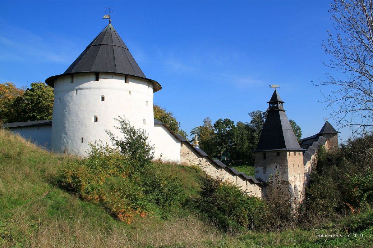 Стены и башни Псково-Печерского монастыря. Фото: С.А. Мезин