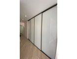 раздвижная перегородка белое стекло (зонирование комнаты)