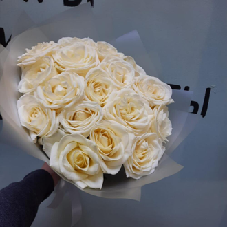 Шикарный букет белых роз