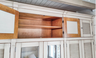 Встроенный шестидверный шкаф с жалюзийными дверьми.