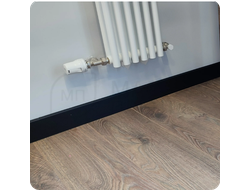 Плинтус ХДФ Dollken Cubu Flex Life 100мм Х 2,5 м 1144 Черный в интерьере 2