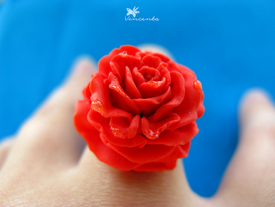 Летнее кольцо в виде алой розы - "Волшебная роза с капельками росы"