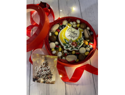 Шляпная коробка с орехами на Новый год