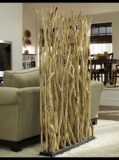 перегородка из стволов дерева