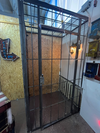 Cage with collor target