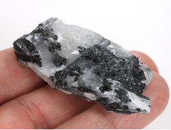 Кварц, черный турмалин (шерл), необработанный образец, Бразилия (55*27*17 мм, 30 г) №38080