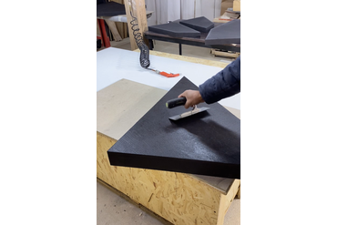 Равномерно распределяем материал по поверхности, протягивая его кельмой.