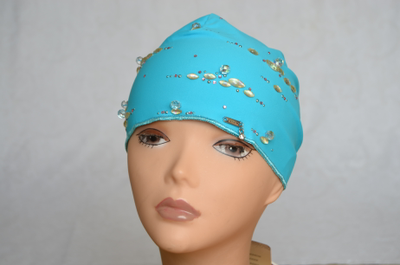 Голубая шапочка из лайкры с украшениями фото
