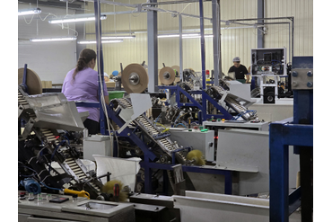 Конвейер с деревянными палочками из шпона