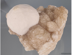 Стильбит, морденит. Индия. 65*60*55мм