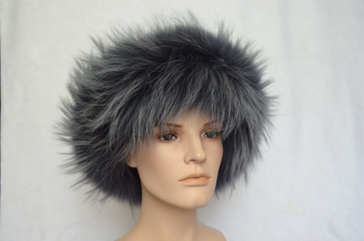 Зимняя вязаная шапка италия с мехом енота фото