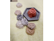 Аромакамень сувенирный Kamastone Роза 0792 розовый с подставкой, 0922, темно-серый