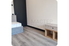 Элегантное решение для премиального интерьера: черный алюминиевый плинтус ПЛ 100 с изысканным муаровым покрытием.