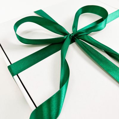 2 штуки - Подарочная коробка GILEV 32x32x12см с зеленой лентой и наполнителем