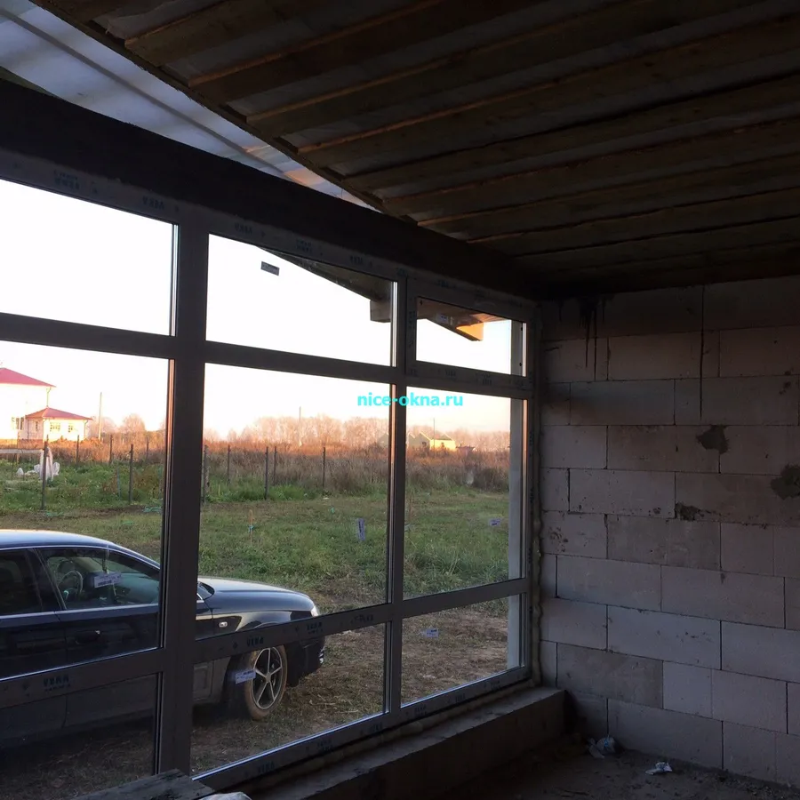 установили витражное окно с двумя фрамужными форточками для проветривания, ламинация снаружи, внутри белое