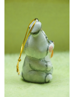 Заяц с морковкой