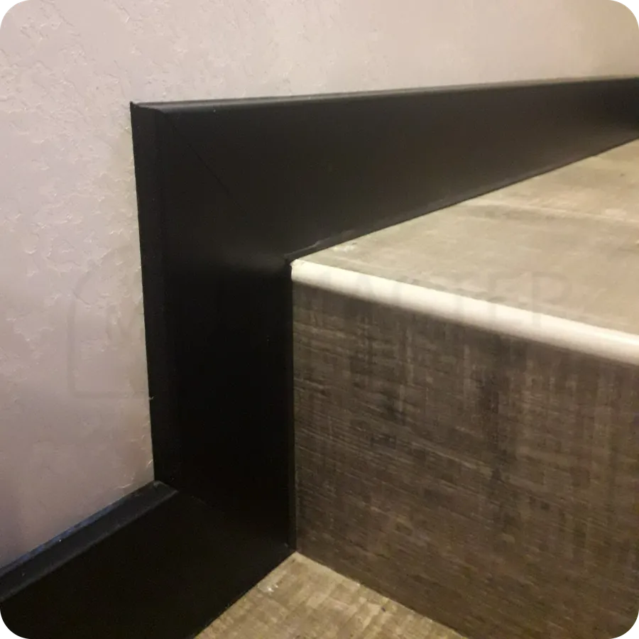 Премиальный дизайн: установка черного плинтуса Dollken Cubu Flex Life 80 - стильное дополнение к любому интерьеру.