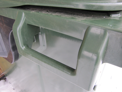 Удобная рукоятка евроконтейнера для мусора 1100 литров