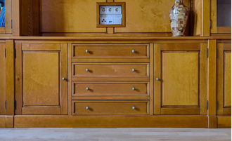 Библиотека модульная с центральной нишей под ТВ.