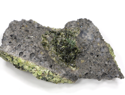 Хризолит (Перидот, Оливин) кристаллы на породе, США (78*55*23 мм, 99 г) №27237