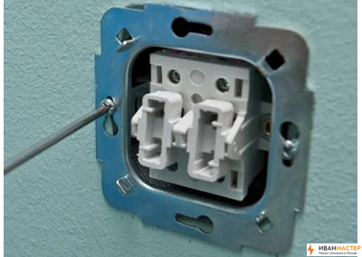 Замена выключателя двухклавишного света в стене дома и дачи в МО ИВАНМАСТЕР