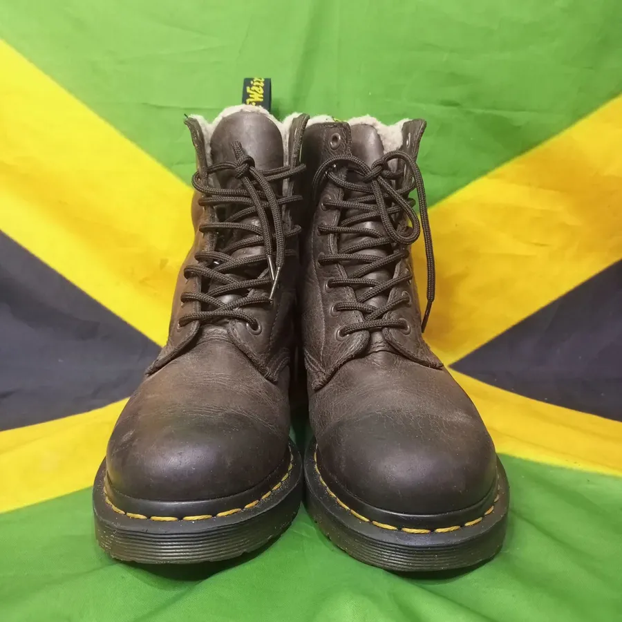 Коричневые ботинки DR. Martens из натуральной кожи представлены от 36 до 45 размера. Образ как брутальных мужчин, так и нежных женщин.
