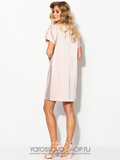 Женское платье прямого силуэта в розовом цвете с пайетками