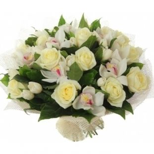 Нежный букет из 11 белых роз, тюльпанов, орхидей и зелени