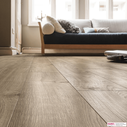 Пробковые полы Haro Дуб Портлэнд темно-серый 537264 в интерьере гостиной