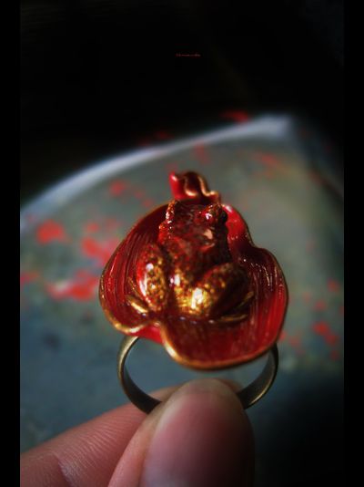 Кольцо с лягушкой на лепестке Червонной Муравы