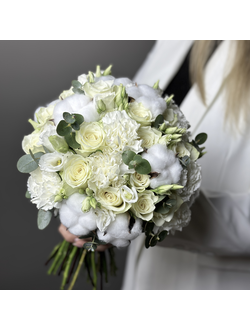 Букет невесты с  розами и хлопком