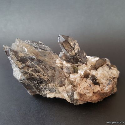 Дымчатый кварц (раухтопаз) на пегматите.